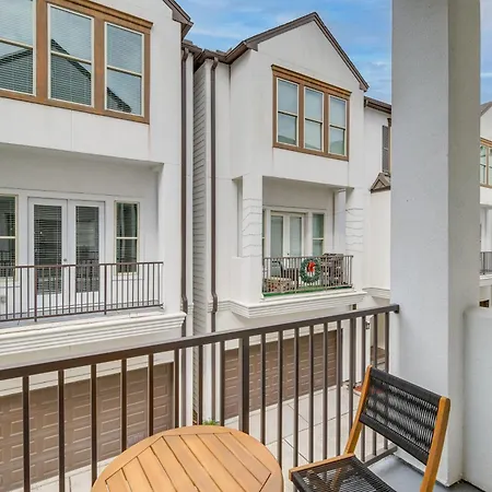 Spacious Houston Townhome About 5 Mi To Downtown!